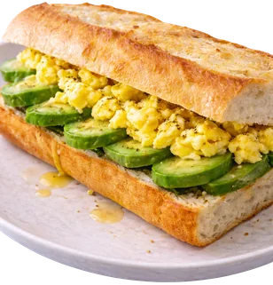 Baguette de huevos revueltos con aguacate y tomate
