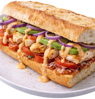 Baguette de pollo asado con aguacate, cebolla morada y mayonesa chipotle