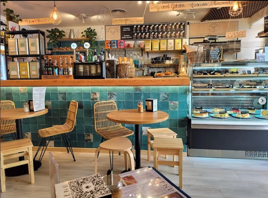 Interior del Claus Bakery Cafe Bar en Calle Duque de la Victoria, Malaga - tartas de queso y cafe de especialidad