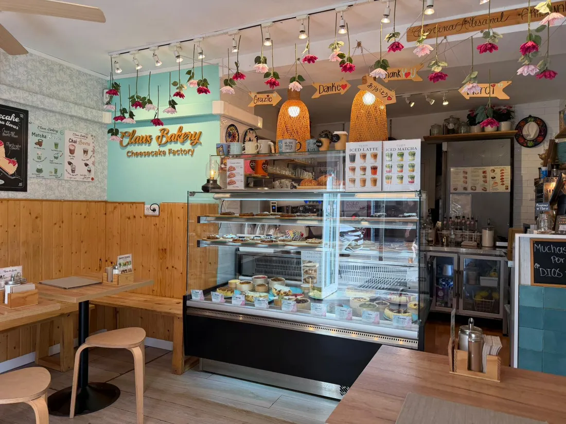 Interior de Claus Bakery Atarazanas - tartas de queso artesanales en Málaga